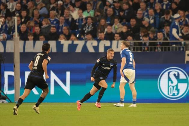Die Spieler von Hertha BSC freuen sich über das Tor zum 0:1 durch Michael Cuisance (Hertha BSC) beim Spiel der 2. BL (Saison 2024 25) FC Schalke 04 - Hertha BSC Copyright: Thomas Pakusch