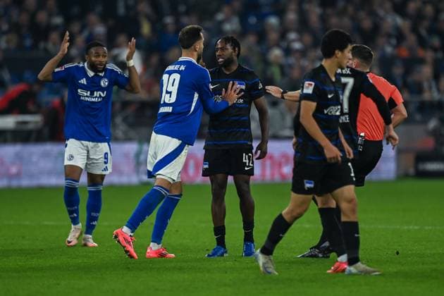 05.10.2024, Fussball, 2. Bundesliga, 8. Spieltag Saison 2024 2025, FC Schalke 04 - Hertha BSC, Rudelbildung Kenan Karaman (FC Schalke 04), Deyovaisio Zeefuik (Hertha BSC), xRHR-FOTO TKx