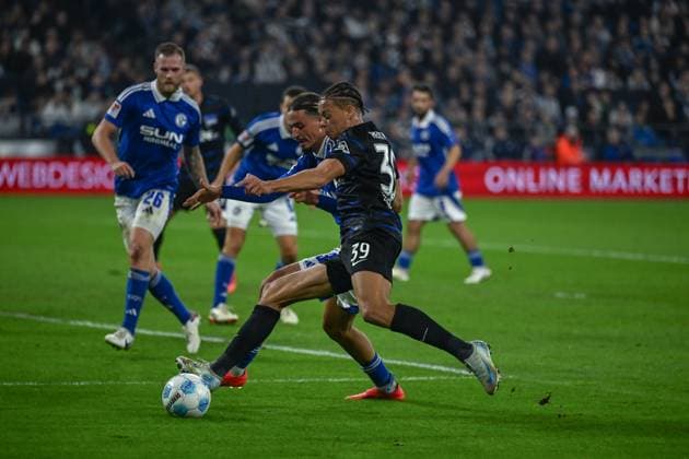 05.10.2024, Fussball, 2. Bundesliga, 8. Spieltag Saison 2024 2025, FC Schalke 04 - Hertha BSC, Taylan Bulut (FC Schalke 04), Derry Lionel Scherhant (Hertha BSC) xRHR-FOTO TKx