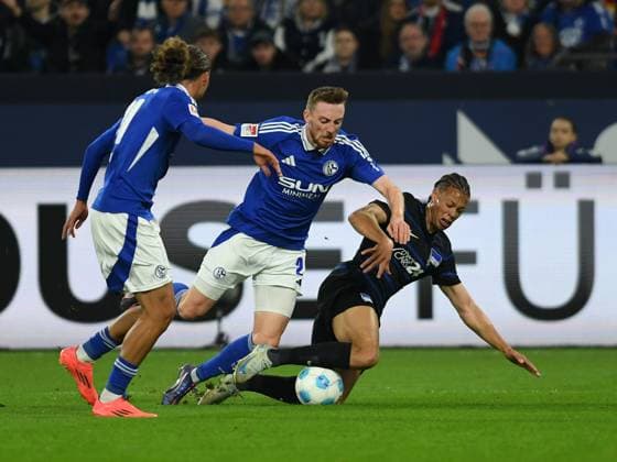 Tobias Mohr (FC Schalke 04) und Derry Scherhant (Hertha BSC Berlin) im Zweikampf waehrend des Spiels der 2. Bundesliga zwischen FC Schalke 04 und Hertha BSC Berlin in der Veltins-Arena am 05. October 2024 in Gelsenkirchen, Deutschland. (Foto von Ralf Treese DeFodi Images) +++ Tobias Mohr (FC Schalke 04) und Derry Scherhant (Hertha BSC Berlin) battle for the ball during the 2. Bundesliga match between FC Schalke 04 and Hertha BSC at Veltins-Arena on October 5, 2024 in Gelsenkirchen, Germany. (Photo by Ralf Treese DeFodi Images) DFB DFL REGULATIONS PROHIBIT ANY USE OF PHOTOGRAPHS AS IMAGE SEQUENCES AND OR QUASI-VIDEO. Defodi-521_S04BSC20241005_024