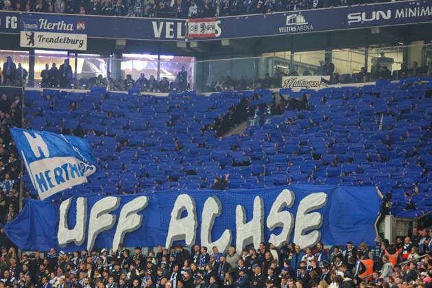 Sport Bilder des Tages 2. Bundesliga - FC Schalke 04 - Hertha BSC Berlin am 05.10.2024 in der Veltins-Arena auf Schalke Die Hertha Fans aus Berlin mit einer Choreographie im Gästeblock