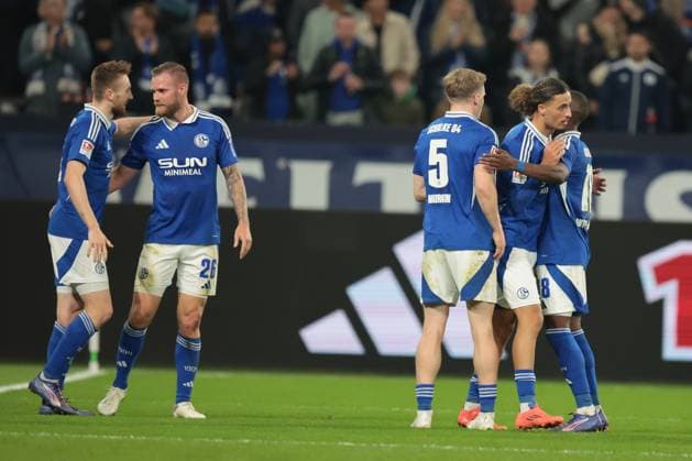 Die Spieler vom FC Schalke 04 freuen sich über das Tor zum 2:1 durch Tobias Mohr (FC Schalke 04) beim Spiel der 2. BL (Saison 2024 25) FC Schalke 04 - Hertha BSC Copyright: Thomas Pakusch