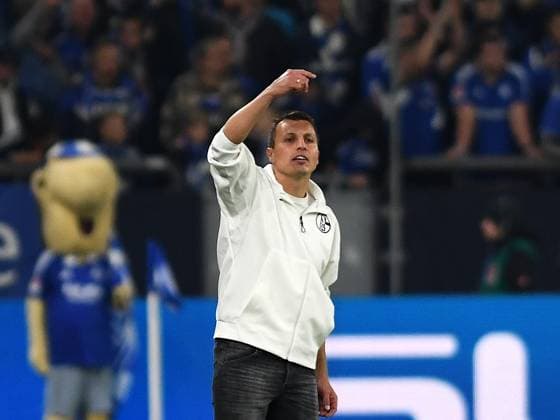 Trainer Jakob Fimpel (FC Schalke 04) gestikuliert, gestik waehrend des Spiels der 2. Bundesliga zwischen FC Schalke 04 und Hertha BSC Berlin in der Veltins-Arena am 05. October 2024 in Gelsenkirchen, Deutschland. (Foto von Ralf Treese DeFodi Images) +++ Trainer Jakob Fimpel (FC Schalke 04) gestures during the 2. Bundesliga match between FC Schalke 04 and Hertha BSC at Veltins-Arena on October 5, 2024 in Gelsenkirchen, Germany. (Photo by Ralf Treese DeFodi Images) DFB DFL REGULATIONS PROHIBIT ANY USE OF PHOTOGRAPHS AS IMAGE SEQUENCES AND OR QUASI-VIDEO. Defodi-521_S04BSC20241005_029
