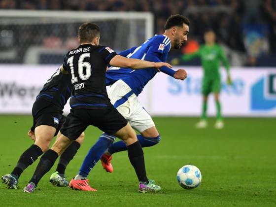 Kenan Karaman (FC Schalke 04) in Aktion, am Ball, Einzelaktion waehrend des Spiels der 2. Bundesliga zwischen FC Schalke 04 und Hertha BSC Berlin in der Veltins-Arena am 05. October 2024 in Gelsenkirchen, Deutschland. (Foto von Ralf Treese DeFodi Images) +++ Kenan Karaman (FC Schalke 04) controls the ball during the 2. Bundesliga match between FC Schalke 04 and Hertha BSC at Veltins-Arena on October 5, 2024 in Gelsenkirchen, Germany. (Photo by Ralf Treese DeFodi Images) DFB DFL REGULATIONS PROHIBIT ANY USE OF PHOTOGRAPHS AS IMAGE SEQUENCES AND OR QUASI-VIDEO. Defodi-521_S04BSC20241005_033