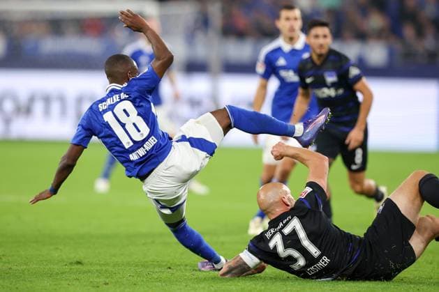 05.10.2024, Fußball, FC Schalke 04 - Hertha BSC, 1. Fußball Bundesliga, 6. Spieltag, Veltins-Arena Gelsenkirchen, Saison 2024 2025: Christopher Antwi-Adjei (Schalke04 18) gegen Toni Leistner (Hertha BSC 37) im Zweikampf DFB regulations prohibit any use of photographs as image sequences and or quasi-video. Nordrhein-Westfalen Deutschland