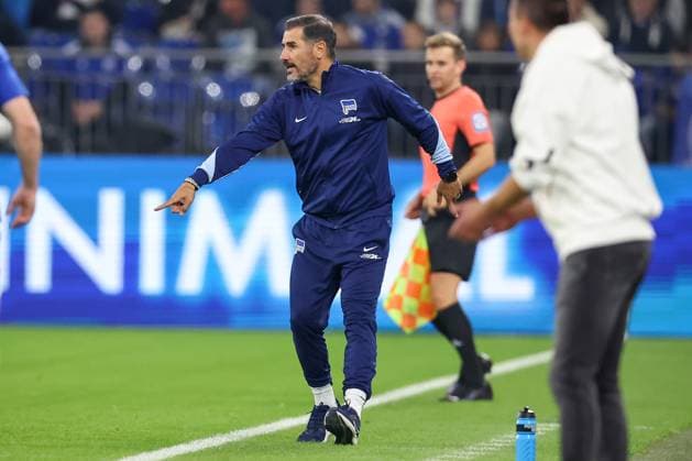 05.10.2024, Fußball, FC Schalke 04 - Hertha BSC, 1. Fußball Bundesliga, 6. Spieltag, Veltins-Arena Gelsenkirchen, Saison 2024 2025: Cheftrainer Cristian Fiel (Hertha BSC) wild gestikulierend an der Seitenlinie DFB regulations prohibit any use of photographs as image sequences and or quasi-video. Nordrhein-Westfalen Deutschland