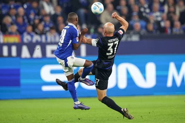05.10.2024, Fußball, FC Schalke 04 - Hertha BSC, 1. Fußball Bundesliga, 6. Spieltag, Veltins-Arena Gelsenkirchen, Saison 2024 2025: Christopher Antwi-Adjei (Schalke04 18) gegen Toni Leistner (Hertha BSC 37) Zweikampf DFB regulations prohibit any use of photographs as image sequences and or quasi-video. Nordrhein-Westfalen Deutschland