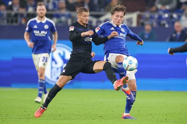 05.10.2024, Fußball, FC Schalke 04 - Hertha BSC, 1. Fußball Bundesliga, 6. Spieltag, Veltins-Arena Gelsenkirchen, Saison 2024 2025: Michael Cuisance (Hertha BSC 27) gegen Lino Tempelmann (Schalke04 27) Zweikampf DFB regulations prohibit any use of photographs as image sequences and or quasi-video. Nordrhein-Westfalen Deutschland