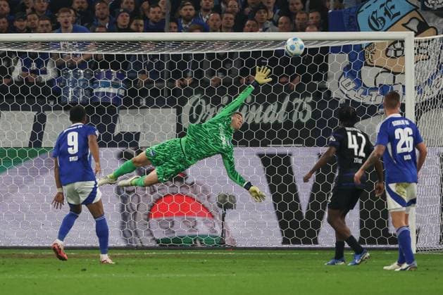2. Bundesliga - FC Schalke 04 - Hertha BSC Berlin am 05.10.2024 in der Veltins-Arena auf Schalke Torwart Goalkeeper Tjark Ernst (Hertha 1) kann das Tor zum 1 zu 1 durch Kenan Karaman (Schalke 19) nicht verhindern
