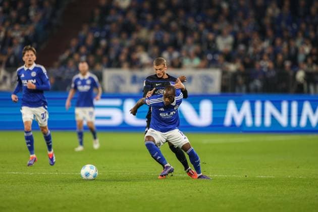 Fußball 2. Bundesliga 8. Spieltag FC Schalke 04 - Hertha BSC Berlin am 05.10.2024 in der Veltins Arena in Gelsenkirchen Christopher Antwi-Adjei ( Schalke ), vorne - Michael Cuisance ( Berlin ), hinten DFL regulations prohibit any use of photographs as image sequences and or quasi-video.