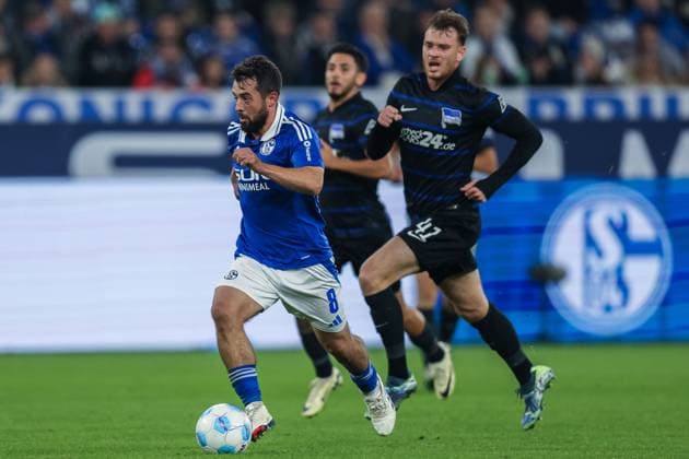 Fußball 2. Bundesliga 8. Spieltag FC Schalke 04 - Hertha BSC Berlin am 05.10.2024 in der Veltins Arena in Gelsenkirchen Amin Younes ( Schalke ), links - Pascal Klemens ( Berlin ), rechts DFL regulations prohibit any use of photographs as image sequences and or quasi-video.