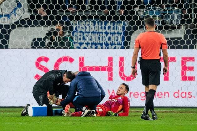 2. Fussball Bundesliga: FC Schalke 04 - Hertha BSC Berlin; 05.10.2024 Justin Heekeren (FC Schalke 04, 28) muss behandelt werden 2. Fussball Bundesliga: FC Schalke 04 - Hertha BSC Berlin, VELTINS-Arena am 05.10.2024 DFL REGULATIONS PROHIBIT ANY USE OF PHOTOGRAPHS AS IMAGE SEQUENCES AND OR QUASI-VIDEO.
