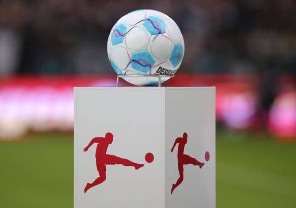 05.10.2024, xcex, GER, Hamburg, Millerntor-Stadion, Fussball, 1. Bundesliga, Saison 2024 2025, Spieltag 6, M05, FC St. Pauli - 1. FSV Mainz 05, Derbystar Spielball, Official Matchball, Steele, Symbolbild DFL regulations prohibit any use of photographs as image sequences and or quasi-video