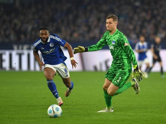 Moussa Sylla (FC Schalke 04) und Torwart Tjark Ernst (Hertha BSC Berlin) im Zweikampf waehrend des Spiels der 2. Bundesliga zwischen FC Schalke 04 und Hertha BSC Berlin in der Veltins-Arena am 05. October 2024 in Gelsenkirchen, Deutschland. (Foto von Ralf Treese DeFodi Images) +++ Moussa Sylla (FC Schalke 04) und Torwart Tjark Ernst (Hertha BSC Berlin) battle for the ball during the 2. Bundesliga match between FC Schalke 04 and Hertha BSC at Veltins-Arena on October 5, 2024 in Gelsenkirchen, Germany. (Photo by Ralf Treese DeFodi Images) DFB DFL REGULATIONS PROHIBIT ANY USE OF PHOTOGRAPHS AS IMAGE SEQUENCES AND OR QUASI-VIDEO. Defodi-521_S04BSC20241005_039
