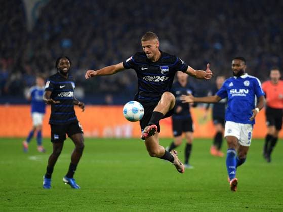 Marton Dardai (Hertha BSC Berlin) in Aktion, am Ball, Einzelaktion waehrend des Spiels der 2. Bundesliga zwischen FC Schalke 04 und Hertha BSC Berlin in der Veltins-Arena am 05. October 2024 in Gelsenkirchen, Deutschland. (Foto von Ralf Treese DeFodi Images) +++ Marton Dardai (Hertha BSC Berlin) controls the ball during the 2. Bundesliga match between FC Schalke 04 and Hertha BSC at Veltins-Arena on October 5, 2024 in Gelsenkirchen, Germany. (Photo by Ralf Treese DeFodi Images) DFB DFL REGULATIONS PROHIBIT ANY USE OF PHOTOGRAPHS AS IMAGE SEQUENCES AND OR QUASI-VIDEO. Defodi-521_S04BSC20241005_042