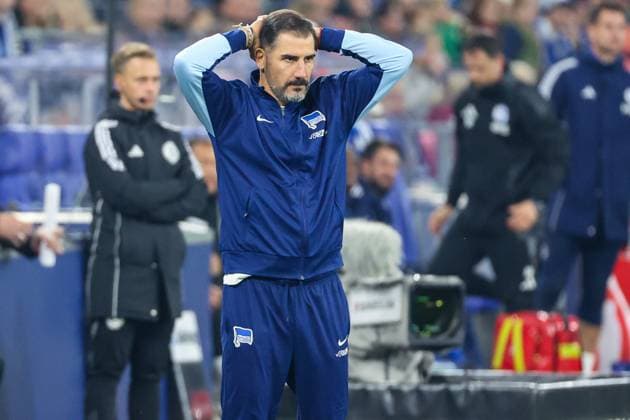2. Bundesliga - FC Schalke 04 - Hertha BSC Berlin am 05.10.2024 in der Veltins-Arena auf Schalke Trainer Cristian Fiel (Hertha) unzufrieden, enttäuscht, enttaeuscht, niedergeschlagen