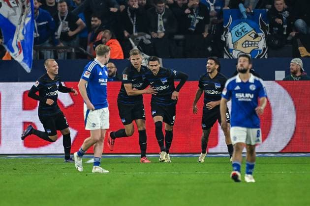 05.10.2024, Fussball, 2. Bundesliga, 8. Spieltag Saison 2024 2025, FC Schalke 04 - Hertha BSC, Smail Prevljak (Hertha BSC) freut sich über das Tor zum 2:2 mit der Mannschaft. xRHR-FOTO TKx