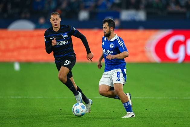 05.10.2024, Fussball, 2. Bundesliga, 8. Spieltag Saison 2024 2025, FC Schalke 04 - Hertha BSC, Derry Lionel Scherhant (Hertha BSC), Amin Younes (FC Schalke 04) xRHR-FOTO TKx