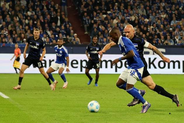Christopher Antwi-Adjei (FC Schalke 04) und Toni Leistner (Hertha BSC) beim Spiel der 2. BL (Saison 2024 25) FC Schalke 04 - Hertha BSC Copyright: Thomas Pakusch