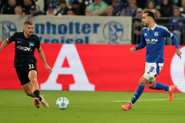 Marton Dardai (Hertha BSC) und Kenan Karaman (FC Schalke 04) beim Spiel der 2. BL (Saison 2024 25) FC Schalke 04 - Hertha BSC Copyright: Thomas Pakusch
