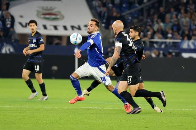 Kenan Karaman (FC Schalke 04) und Toni Leistner (Hertha BSC) beim Spiel der 2. BL (Saison 2024 25) FC Schalke 04 - Hertha BSC Copyright: Thomas Pakusch