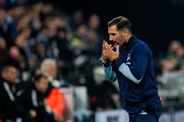 2. Fussball Bundesliga: FC Schalke 04 - Hertha BSC Berlin; 05.10.2024 Cristian Fiel (Trainer Hertha BSC Berlin) wütend, frustriert, gestikuliert 2. Fussball Bundesliga: FC Schalke 04 - Hertha BSC Berlin, VELTINS-Arena am 05.10.2024 DFL REGULATIONS PROHIBIT ANY USE OF PHOTOGRAPHS AS IMAGE SEQUENCES AND OR QUASI-VIDEO.