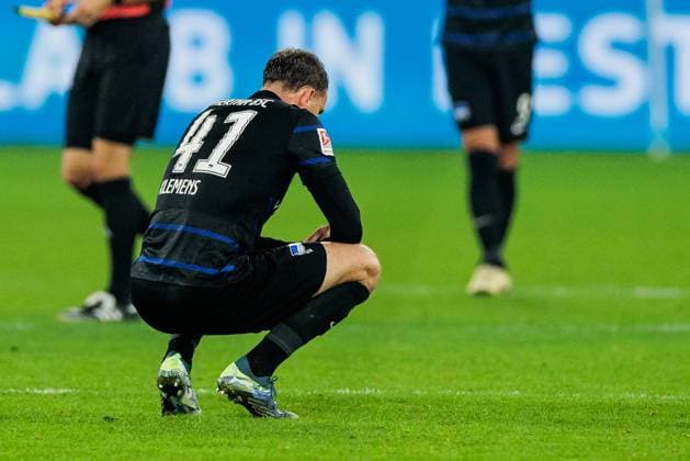 2. Fussball Bundesliga: FC Schalke 04 - Hertha BSC Berlin; 05.10.2024 Pascal Klemens (Hertha BSC Berlin, 41) frustriert in der Hocke nach dem Unentschieden 2. Fussball Bundesliga: FC Schalke 04 - Hertha BSC Berlin, VELTINS-Arena am 05.10.2024 DFL REGULATIONS PROHIBIT ANY USE OF PHOTOGRAPHS AS IMAGE SEQUENCES AND OR QUASI-VIDEO.