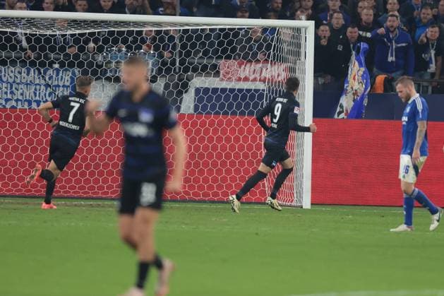 Die Spieler von Hertha BSC freuen sich übeer das Tor zum 2:2 durch Smail Prevljak (Hertha BSC) beim Spiel der 2. BL (Saison 2024 25) FC Schalke 04 - Hertha BSC Copyright: Thomas Pakusch