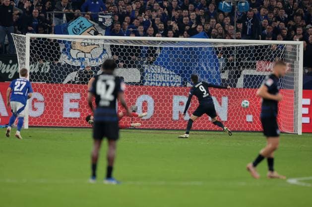 Das Tor zum 2:2 durch Smail Prevljak (Hertha BSC) beim Spiel der 2. BL (Saison 2024 25) FC Schalke 04 - Hertha BSC Copyright: Thomas Pakusch
