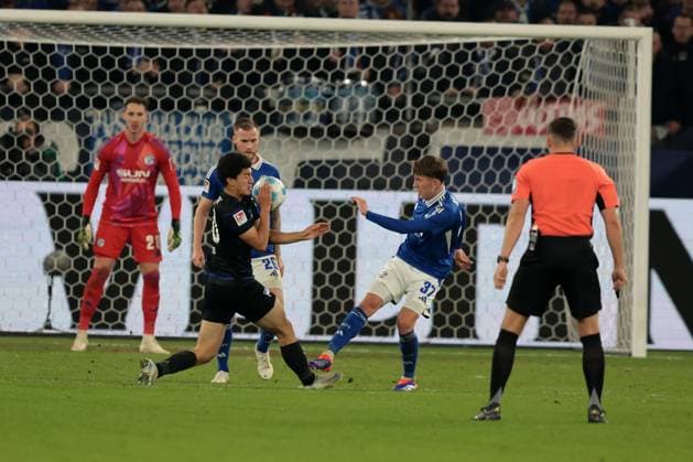 Ibrahim Maza (Hertha BSC) bekommt den Ball aus kurzer Distanz an die Hand beim Spiel der 2. BL (Saison 2024 25) FC Schalke 04 - Hertha BSC Copyright: Thomas Pakusch