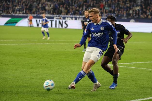 Emil Hojlund (FC Schalke 04) und Deyovaisio Zeefuik (Hertha BSC) beim Spiel der 2. BL (Saison 2024 25) FC Schalke 04 - Hertha BSC Copyright: Thomas Pakusch