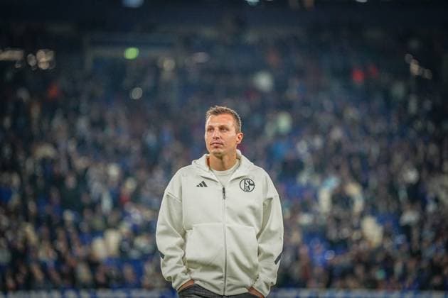 Fußball: 2. Bundesliga Saison 2024 - 2025, 8. Spieltag - FC Schalke 04 vs. Hertha BSC - Veltins-Arena, Gelsenkirchen: Trainer Jakob Fimpel (Schalke 04)