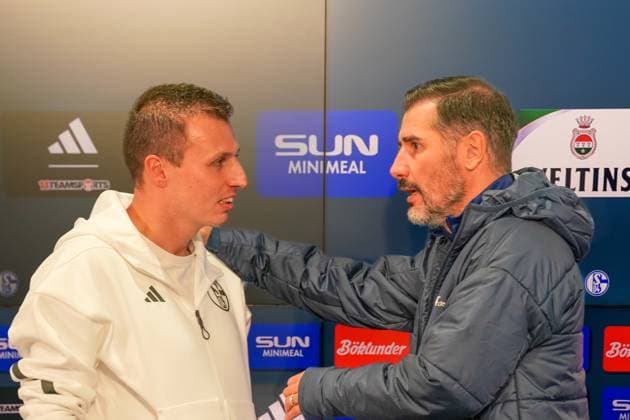 Fußball: 2. Bundesliga Saison 2024 - 2025, 8. Spieltag - FC Schalke 04 vs. Hertha BSC - Veltins-Arena, Gelsenkirchen: Trainer Jakob Fimpel (Schalke 04) der zwei Spiele als Interimstrainer die Schalker betreute, bekam von Trainer Christian FiÃ l (Hertha BSC) Fiel lobende Worte und Glückwünsche für seine Zukunft.