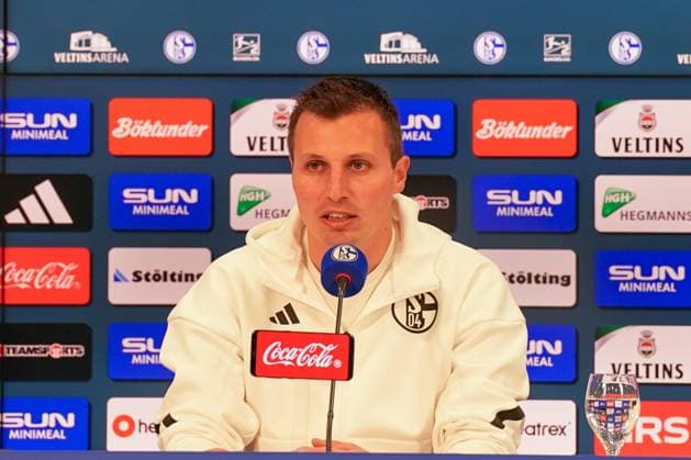 Fußball: 2. Bundesliga Saison 2024 - 2025, 8. Spieltag - FC Schalke 04 vs. Hertha BSC - Veltins-Arena, Gelsenkirchen: Trainer Jakob Fimpel (Schalke 04)