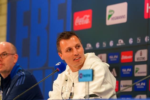 Fußball: 2. Bundesliga Saison 2024 - 2025, 8. Spieltag - FC Schalke 04 vs. Hertha BSC - Veltins-Arena, Gelsenkirchen: Trainer Jakob Fimpel (Schalke 04) der zwei Spiele als Interimstrainer die Schalker betreute, bekam von Trainer Christian FiÃ l (Hertha BSC) Fiel lobende Worte und Glückwünsche für seine Zukunft.