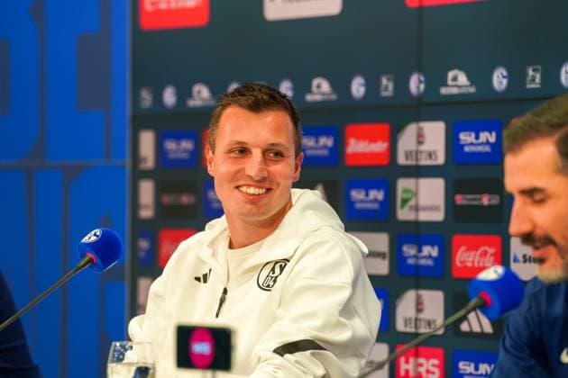 Fußball: 2. Bundesliga Saison 2024 - 2025, 8. Spieltag - FC Schalke 04 vs. Hertha BSC - Veltins-Arena, Gelsenkirchen: Trainer Jakob Fimpel (Schalke 04) der zwei Spiele als Interimstrainer die Schalker betreute, bekam von Trainer Christian FiÃ l (Hertha BSC) Fiel lobende Worte und Glückwünsche für seine Zukunft.