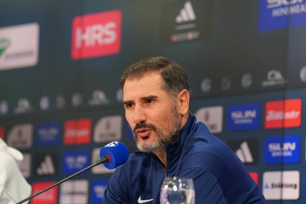 Fußball: 2. Bundesliga Saison 2024 - 2025, 8. Spieltag - FC Schalke 04 vs. Hertha BSC - Veltins-Arena, Gelsenkirchen: Trainer Christian FiÃ l (Hertha BSC) Fiel