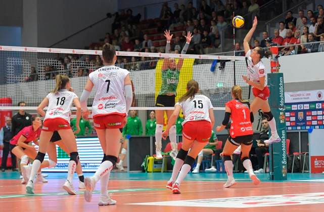 05.10.2024, Dresdens Nathalie Lemmens schmettert, Volleyball, Bundesliga, Dresdner SC - USC Münster 3:0, Dresden