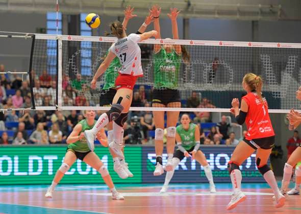 05.10.2024, Dresdens Lorena Lorber Fijok lupft den Ball, Volleyball, Bundesliga, Dresdner SC - USC Münster 3:0, Dresden