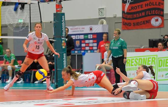 05.10.2024, Dresdens Sarah Straube klärt am Boden vor Dresdens Lorena Lorber Fijok, Volleyball, Bundesliga, Dresdner SC - USC Münster 3:0, Dresden