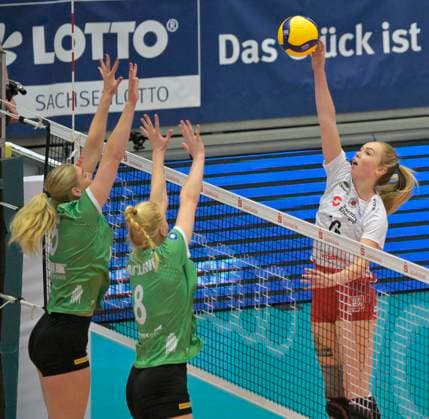 05.10.2024, Dresdens Emma Clothier überwindet Münsters Mia Kirchhoff und Luisa van Clewe, Volleyball, Bundesliga, Dresdner SC - USC Münster 3:0, Dresden