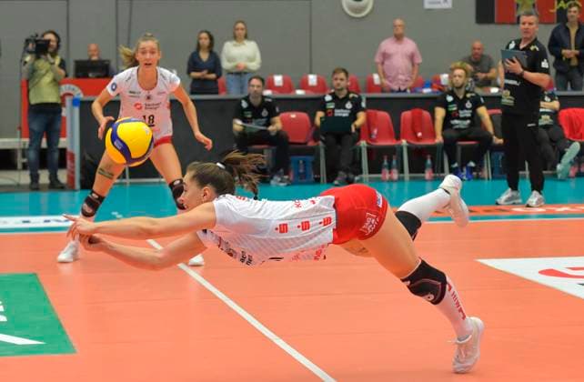 05.10.2024, toller Einsatz von Dresdens Lorena Lorber Fijok, Volleyball, Bundesliga, Dresdner SC - USC Münster 3:0, Dresden
