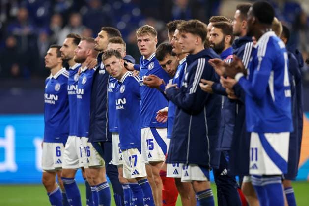 05.10.2024, Fußball, FC Schalke 04 - Hertha BSC, 2. Fußball Bundesliga, Veltins-Arena Gelsenkirchen, Saison 2024 2025: Die mannschaft steht zusammen mit Emil Hojlund (Schalke04 15) und bedankt sich bei den Fans DFB regulations prohibit any use of photographs as image sequences and or quasi-video. Nordrhein-Westfalen Deutschland