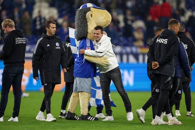 05.10.2024, Fußball, FC Schalke 04 - Hertha BSC, 2. Fußball Bundesliga, Veltins-Arena Gelsenkirchen, Saison 2024 2025: Trainer Jakob Fimpel (Interimstrainer Schalke04) zusammen mit dem Maskottchen DFB regulations prohibit any use of photographs as image sequences and or quasi-video. Nordrhein-Westfalen Deutschland