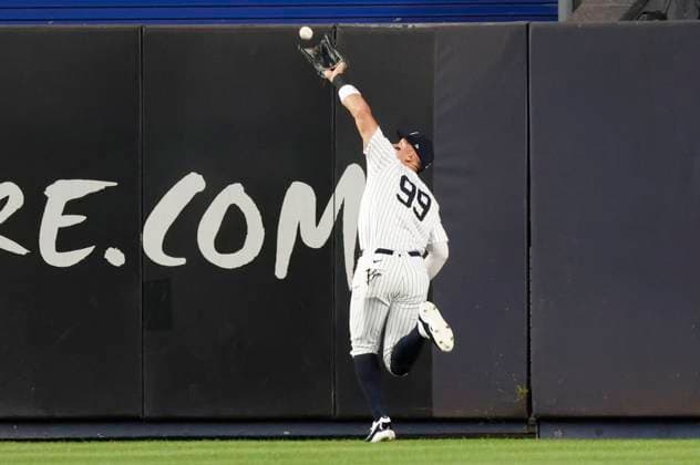 New York Yankees Aaron Judge makes a running catch at the wall in the first inning against Kansas City Royals in game one of the ALDS at Yankee Stadium on Saturday, October 5, 2024 in New York City.  NYP20241005104 JOHNxANGELILLO