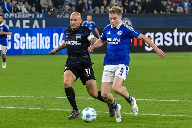 v. li. im Kampf um den Ball Toni Leistner (Hertha 37) Derry Murkin (Schalke 5) 05.10.2024 Fussball FC Schalke 04 vs Hertha BSC, Veltins-Arena, Gelsenkirchen, DFB DFL REGULATIONS PROHIBIT ANY USE OF PHOTOGRAPHS AS IMAGE SEQUENCES AND OR QUASI-VIDEO NRW Germany