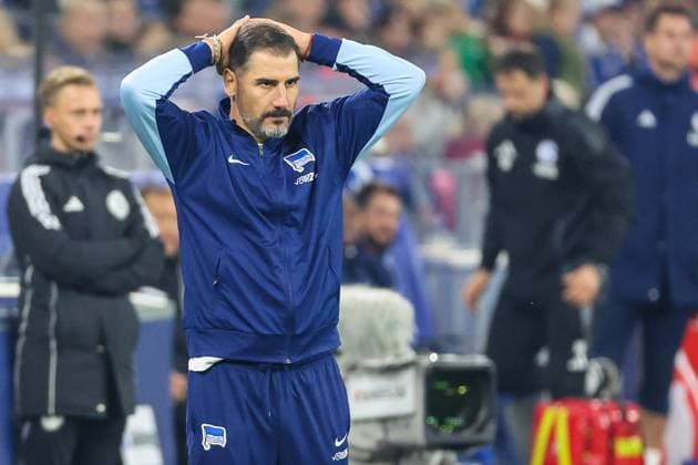 2. Bundesliga - FC Schalke 04 - Hertha BSC Berlin am 05.10.2024 in der Veltins-Arena auf Schalke Trainer Cristian Fiel (Hertha) unzufrieden, enttäuscht, enttaeuscht, niedergeschlagen *** 2 Bundesliga FC Schalke 04 Hertha BSC Berlin on 05 10 2024 at the Veltins Arena in Schalke Coach Cristian Fiel Hertha dissatisfied, disappointed, disappointed, dejected MH