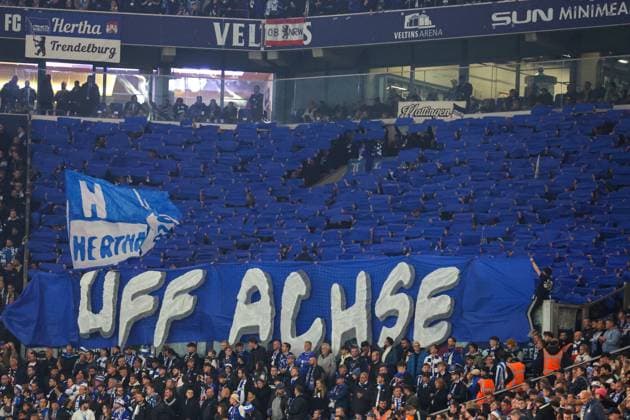2. Bundesliga - FC Schalke 04 - Hertha BSC Berlin am 05.10.2024 in der Veltins-Arena auf Schalke Die Hertha Fans aus Berlin mit einer Choreographie im Gästeblock