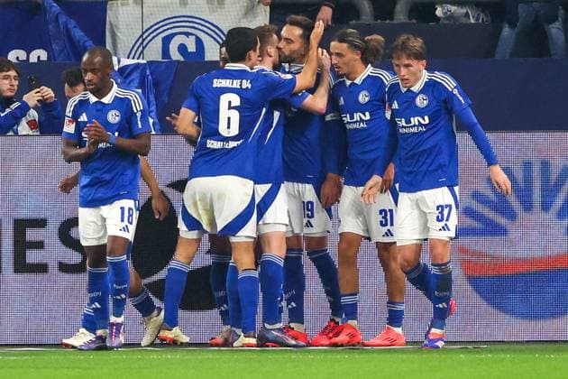2. Bundesliga - FC Schalke 04 - Hertha BSC Berlin am 05.10.2024 in der Veltins-Arena auf Schalke Jubel, Torjubel, Torschuetze, Torschütze Kenan Karaman (Schalke 19) jubelt nach seinem Tor zum 1 zu 1 mit der Mannschaft
