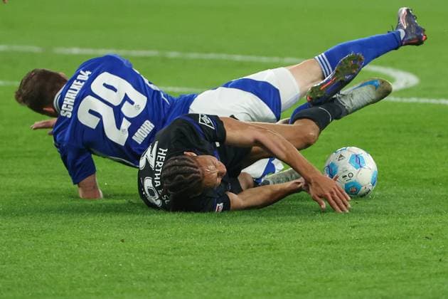 2. Bundesliga - FC Schalke 04 - Hertha BSC Berlin am 05.10.2024 in der Veltins-Arena auf Schalke Tobias Mohr (Schalke 29) gegen Derry Scherhant (Hertha 39)